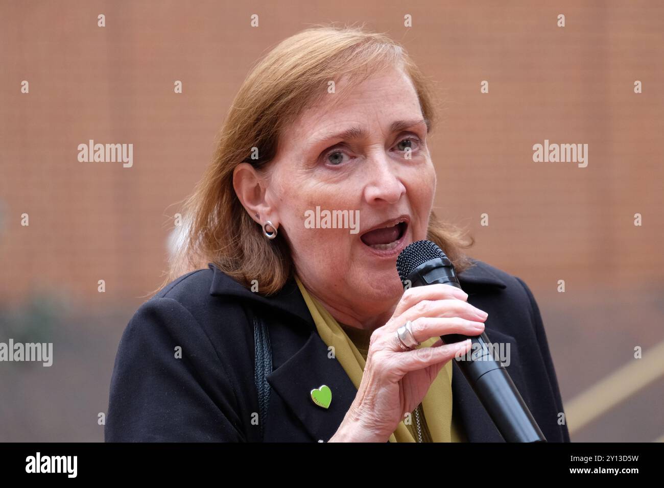 Emma Dent Coad, ehemalige Abgeordnete von Kensington, und unabhängige Stadträtin von St. Helens, nehmen an einem Protest über den Tag Teil, an dem der Untersuchungsbericht veröffentlicht wurde. Stockfoto