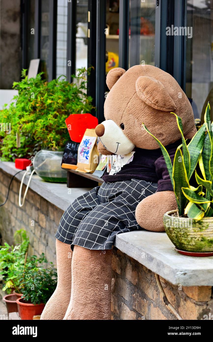 Niedlicher großer Teddybär vor einem Café in Shunde, Guangdong, China Stockfoto