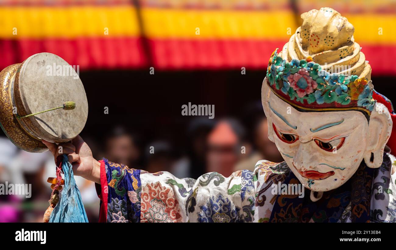 Nahaufnahme einer bunten Maske, die von buddhistischen Mönchen während des Hemis Kloster Festivals in Leh, Ladakh Indien getragen wurde. Stockfoto