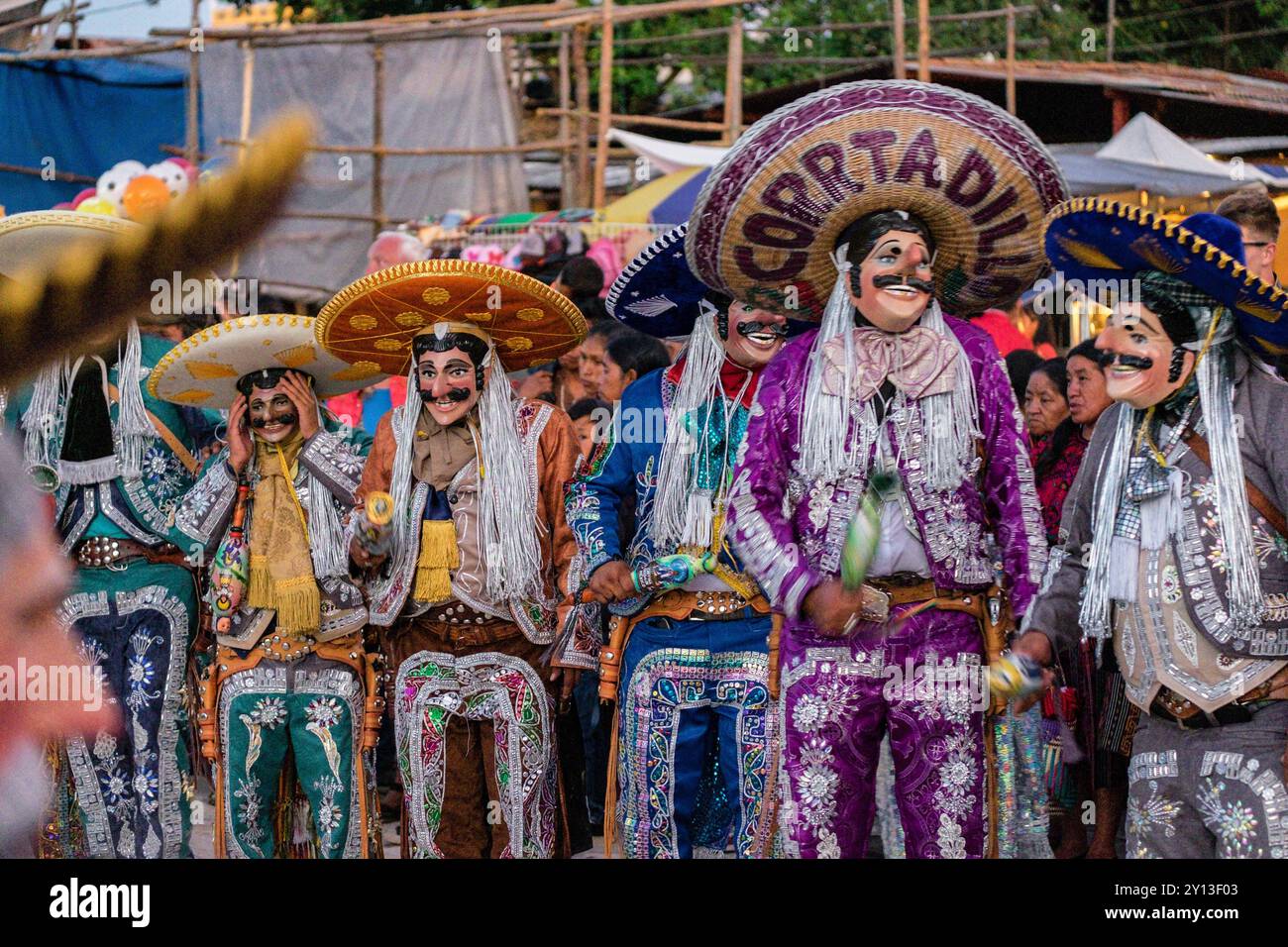 Tanz der Mexikaner in charro-Kleidern, Santo Tomás Chichicastenango, Republik Guatemala, Zentralamerika. Stockfoto