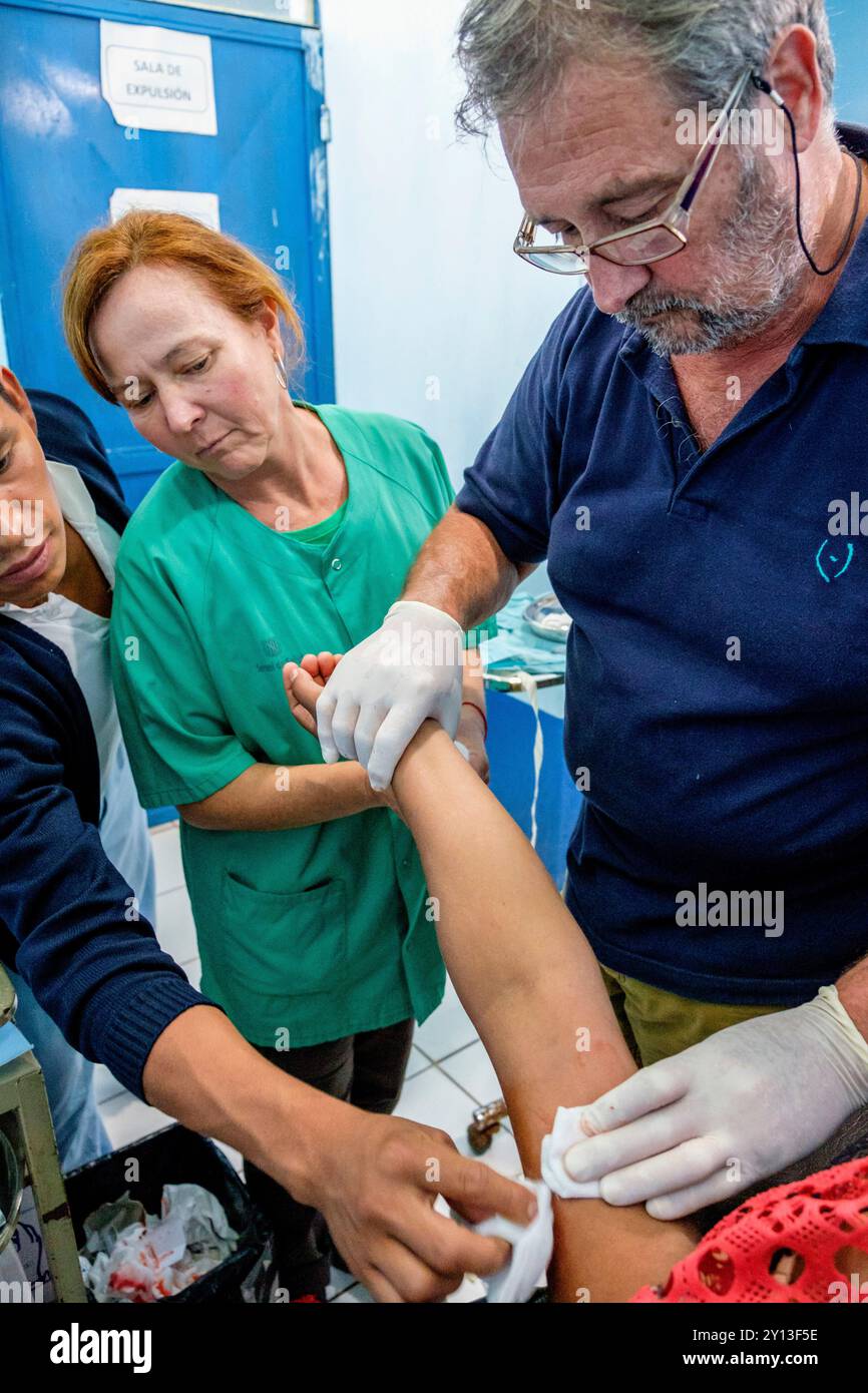 Entfernung von hormonellen Verhütungsmitteln, Lancetillo Gesundheitszentrum, La Parroquia, Quiche, Republik Guatemala, Zentralamerika. Stockfoto