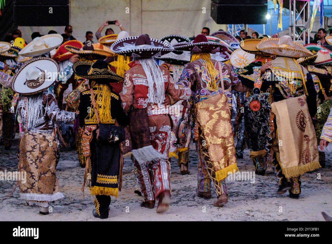 Tanz der Mexikaner in charro-Kleidern, Santo Tomás Chichicastenango, Republik Guatemala, Zentralamerika. Stockfoto