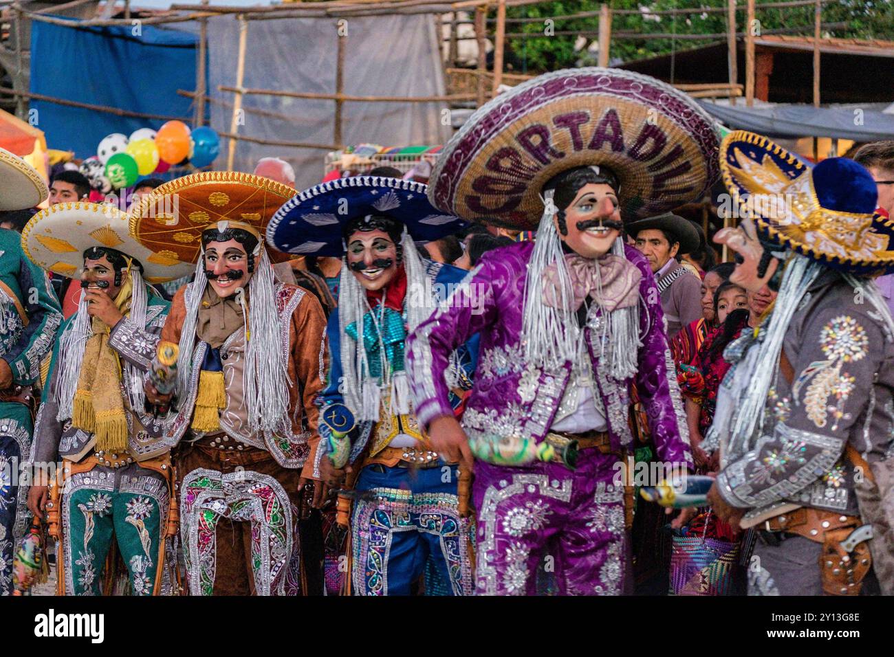 Tanz der Mexikaner in charro-Kleidern, Santo Tomás Chichicastenango, Republik Guatemala, Zentralamerika. Stockfoto