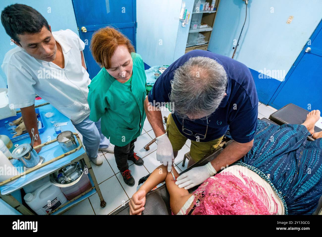 Entfernung von hormonellen Verhütungsmitteln, Lancetillo Gesundheitszentrum, La Parroquia, Quiche, Republik Guatemala, Zentralamerika. Stockfoto
