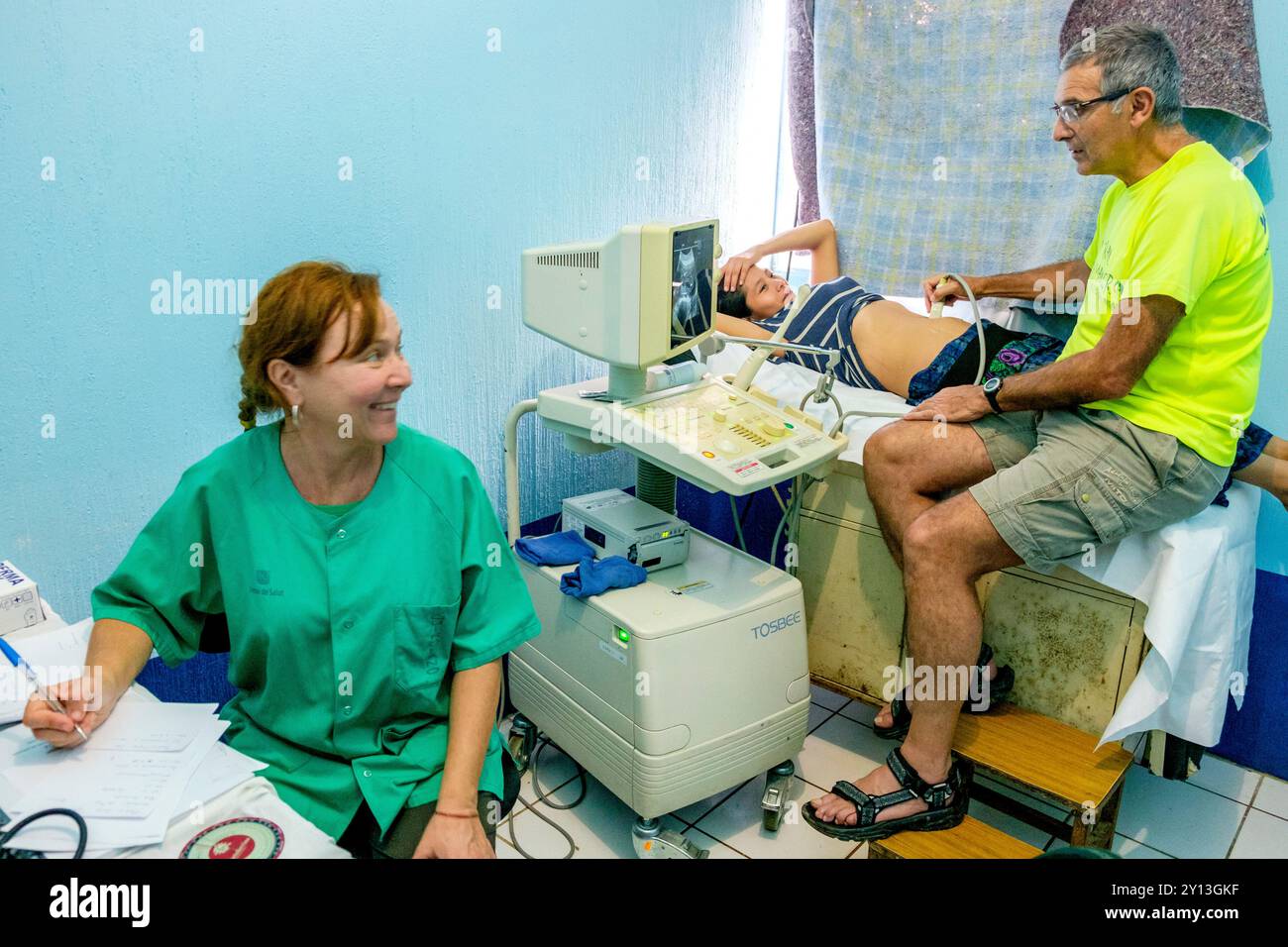 Geburtshilfliche Untersuchung mit Ultraschall, Lancetillo Gesundheitszentrum, La Parroquia, Quiche, Republik Guatemala, Zentralamerika. Stockfoto