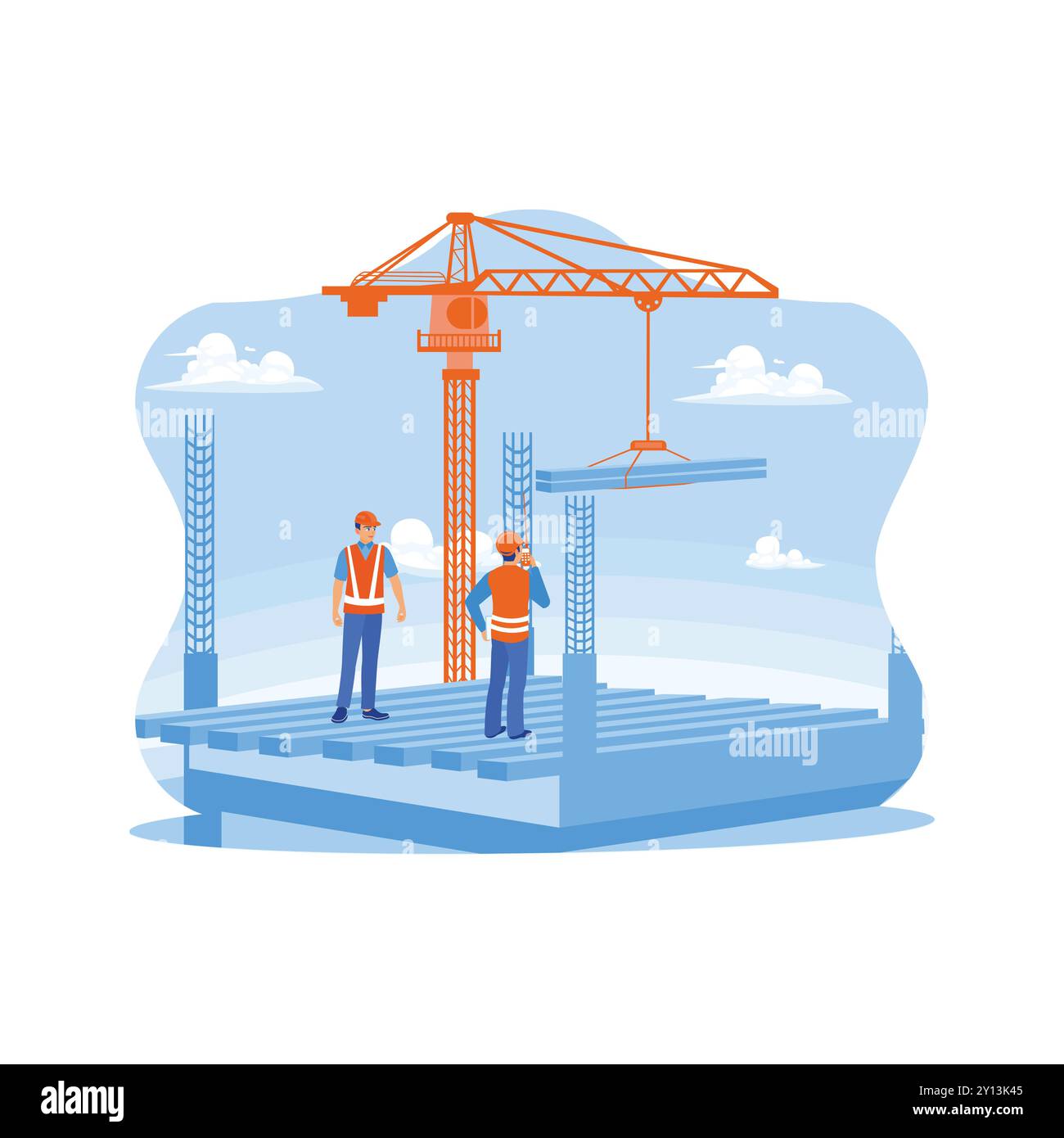 Das Bauteam ist auf der Baustelle. Der Architekt-Ingenieur spricht über ein Funkgerät. Kranmaschine hebt Stahlträger an Stock Vektor