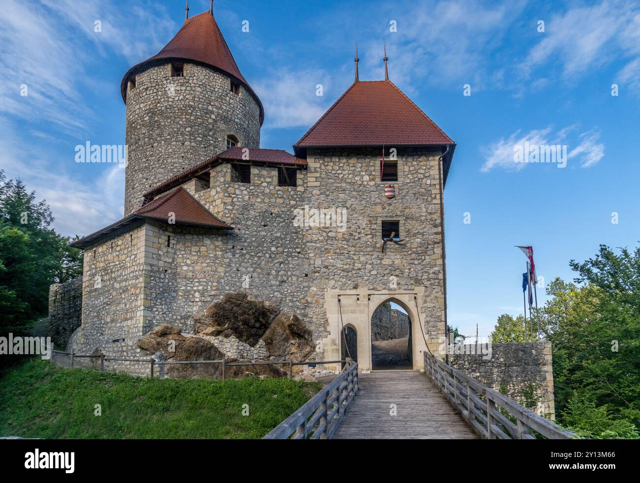 Neu restaurierter mittelalterlicher Torturm, Zinnen, Donjon mit rotem Dach auf der Burg Zovnek in Slowenien Stockfoto