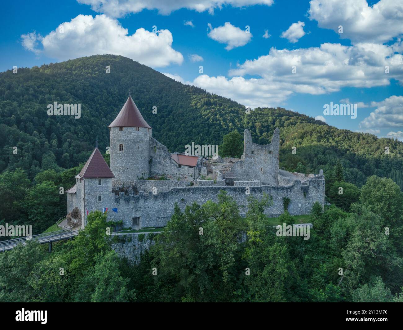 Neu restaurierter mittelalterlicher Torturm, Zinnen, Donjon mit rotem Dach auf der Burg Zovnek in Slowenien Stockfoto