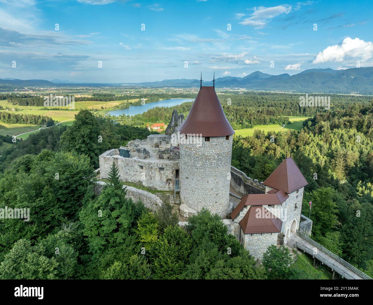 Panoramablick auf die Burg Zovnek, die älteste mittelalterliche Festung Sloweniens mit teilweise restauriertem großen Turm, Burgtor und Zugbrücke Stockfoto