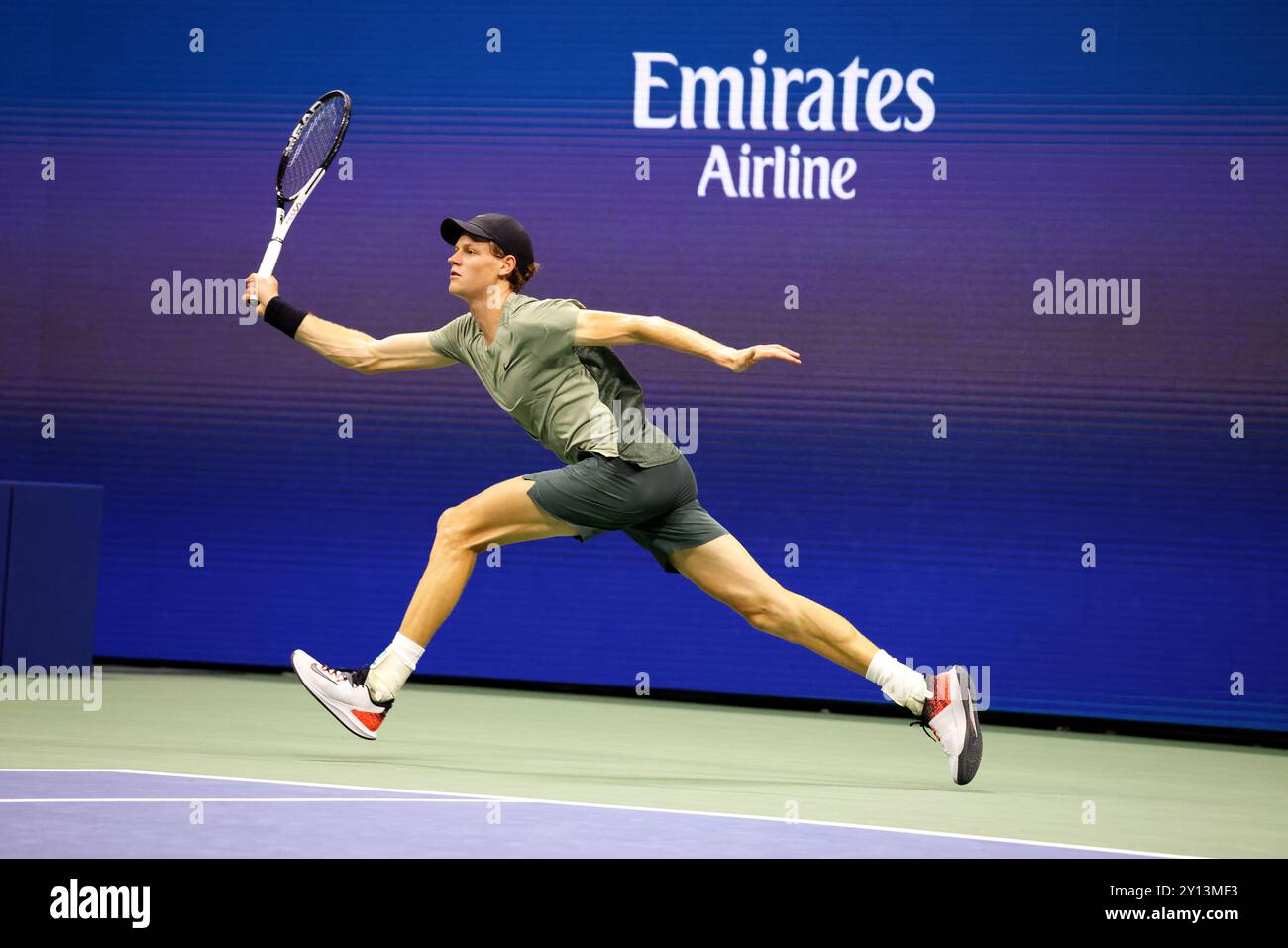 Flushing Meadows, Usa. September 2024. 4. September 2024, Flushing Meadows, US Open: Nummer eins Seed Jannik Sinner während seines Viertelfinalspiels gegen die Nummer 5 Seed, Daniil Medwedev bei den US Open Today Credit: Adam Stoltman/Alamy Live News Stockfoto