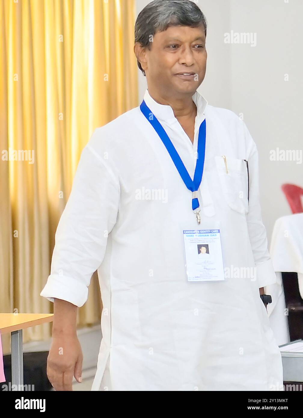 CPIM-Kandidat Sudhan das bei der Nachwahl in den Ständerat (Rajya Sabha) im Sekretariat von Agartala. Tripura, Indien. Stockfoto