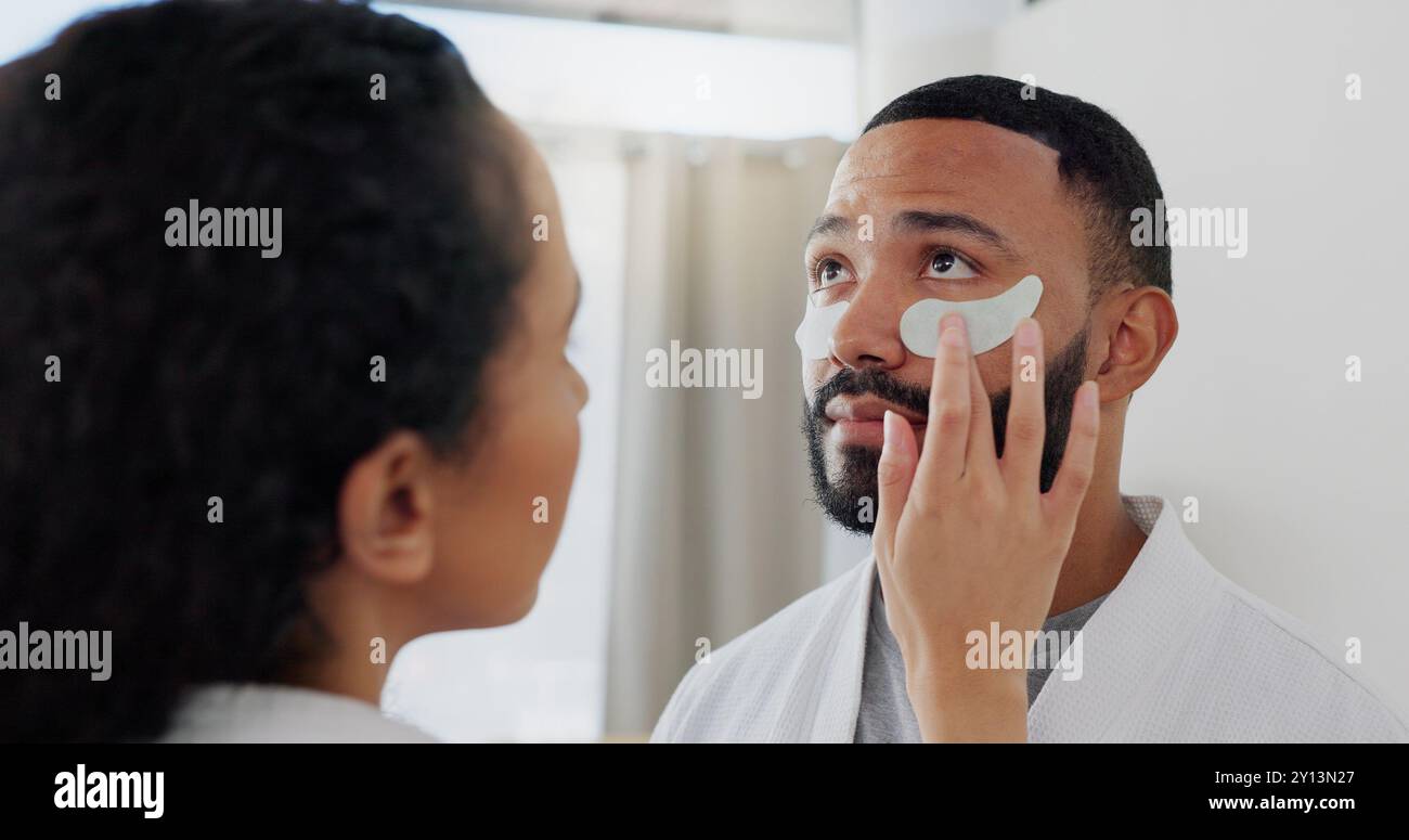 Heim-, Paare- und Hautpflege mit Augenpflastern zur Hydration, dunklem Kreis oder Behandlung, um Schwellungen zu reduzieren. Badezimmer, Frau oder Mann mit Kosmetik für Stockfoto