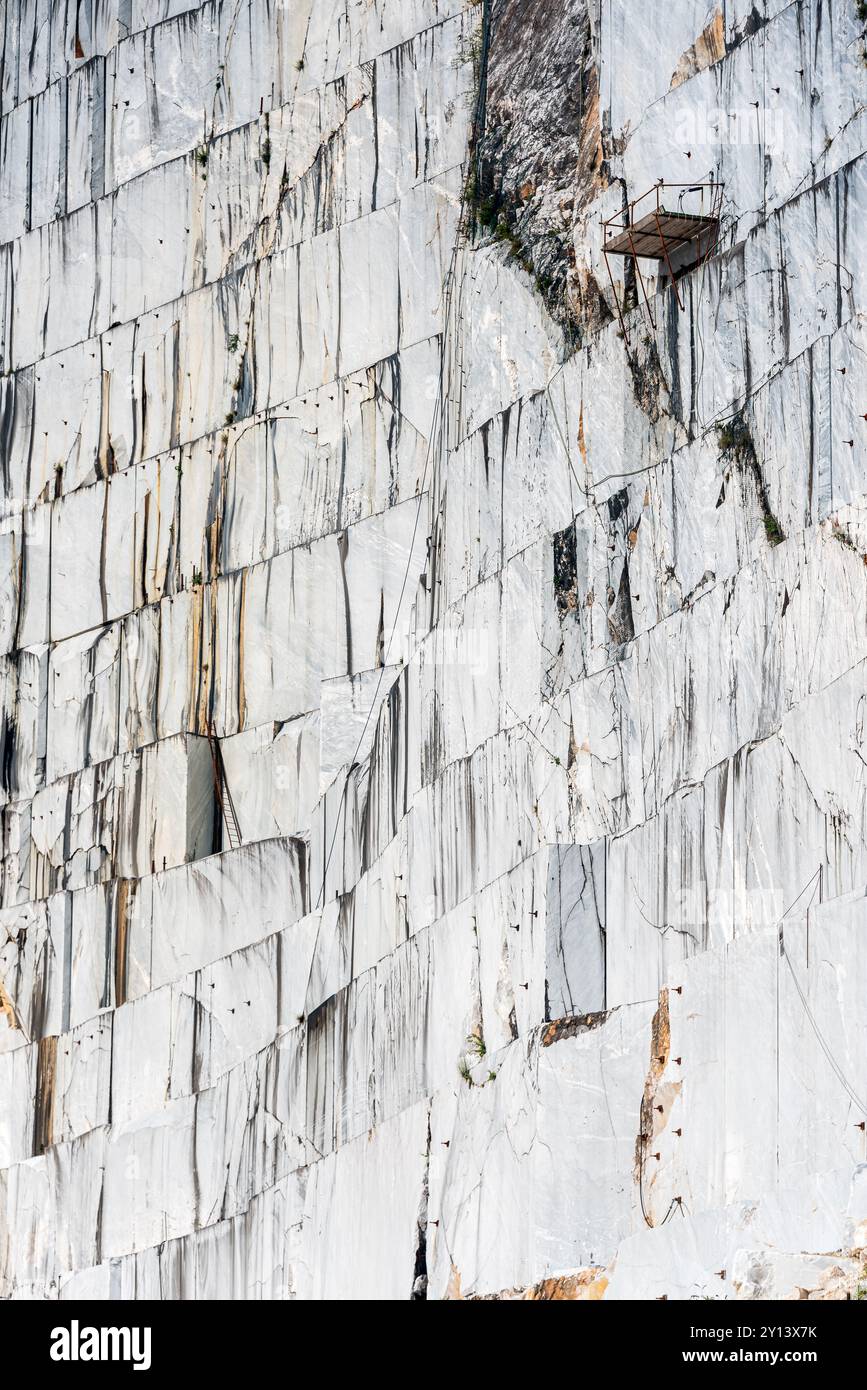 Marmorbruch in Carrara, Italien, wo Michelangelo das Material für seine Skulpturen bekam. Dies ist die Steinwand, aus der große Marmorplatten geschnitten werden Stockfoto
