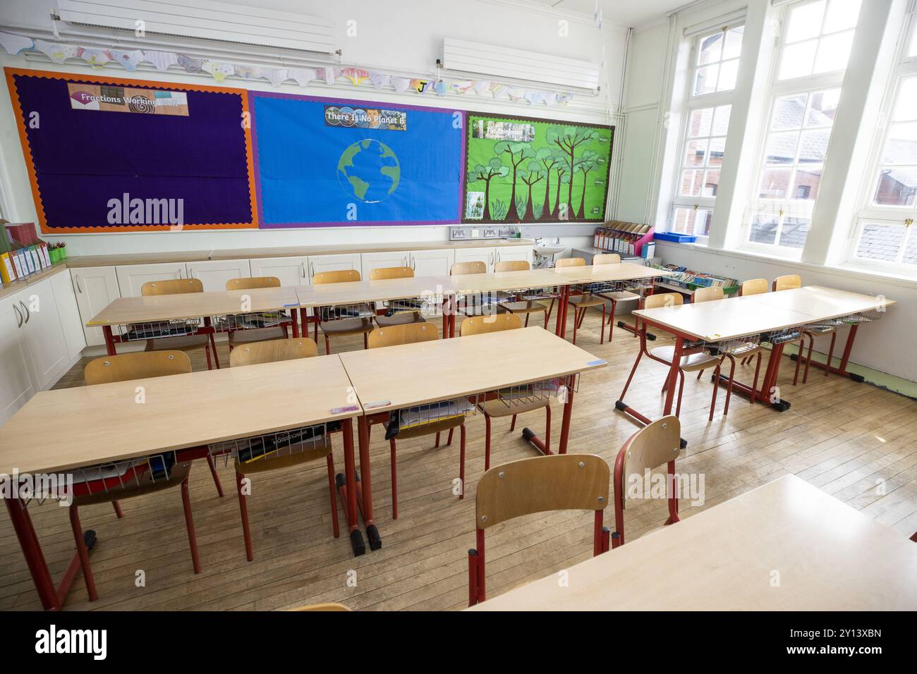 Aktenfoto vom 03/21 eines leeren Klassenzimmers an der Springfield Primary School in Belfast. Laut einem Bericht wird in England eine Zunahme der Aussetzungen und Ausschlüsse von Schülern im vergangenen Jahr um mehr als ein Fünftel prognostiziert. Die „alarmierende“ Zahl von Kindern, die seit der Pandemie den Lernverlust verloren haben, muss laut einem Artikel des Think Tank and Education Charity the Difference (IPPR) des Institute for Public Policy Research (Institut für öffentliche Politikforschung) angegangen werden. Ausgabedatum: Donnerstag, 5. September 2024. Stockfoto
