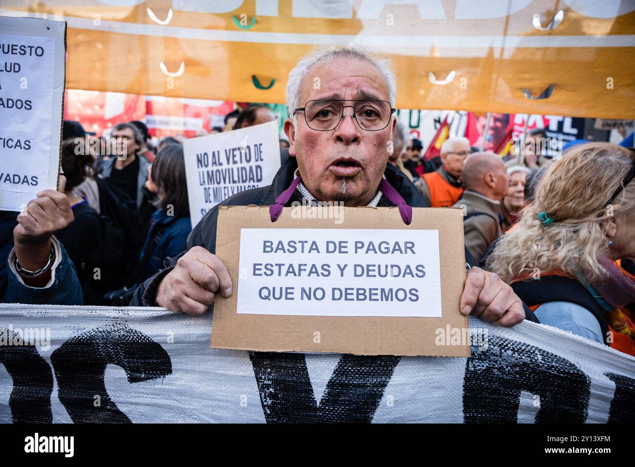 Buenos Aires, Argentinien. September 2024. Ein Rentner hält ein Schild mit der Aufschrift „genug von Betrügereien und Schulden, die wir nicht schulden“. Gruppen von Rentnern und Rentnern protestieren wie jeden Mittwoch vor dem Nationalkongress gegen das Veto des Präsidenten gegen die Rentenreform und gegen die wirtschaftliche Anpassung von Javier Milei. Die Polizei wandte das Anti-Pitch-Protokoll an und unterdrückte die demonstrierenden Rentner mit Tränengas. Quelle: SOPA Images Limited/Alamy Live News Stockfoto