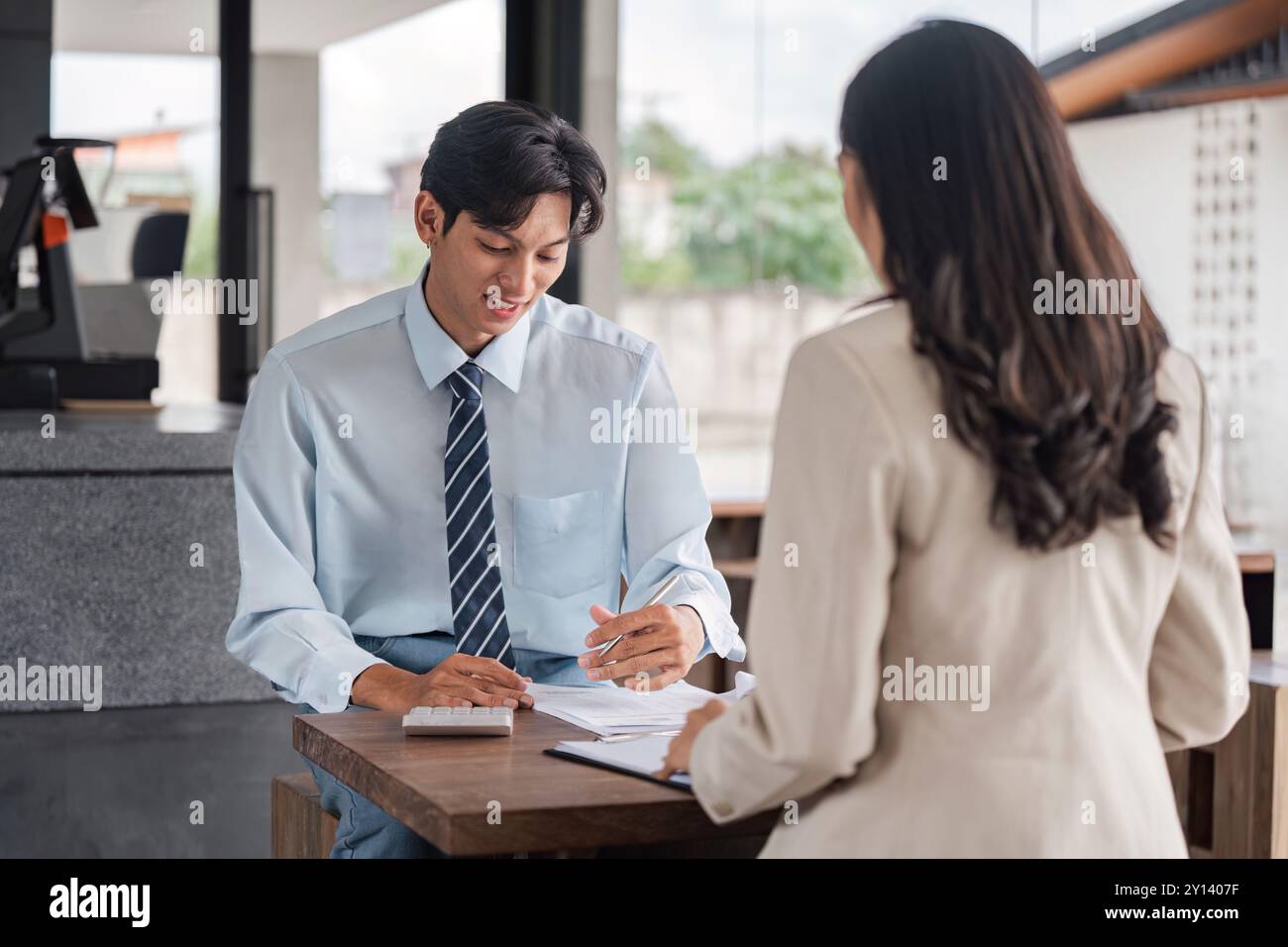 Business Professionals interaktive strategische Sitzung im Café-Setting Stockfoto