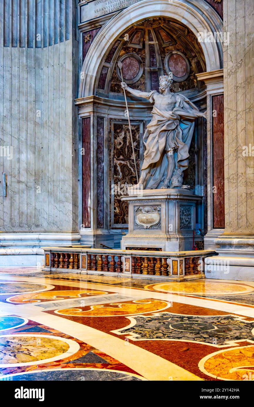 Die Statue des Heiligen Longinus, geschaffen von Bernini, steht im Petersdom und zeigt komplexe Details und dynamische Haltung in einer majestätischen architektonischen Umgebung. Stockfoto