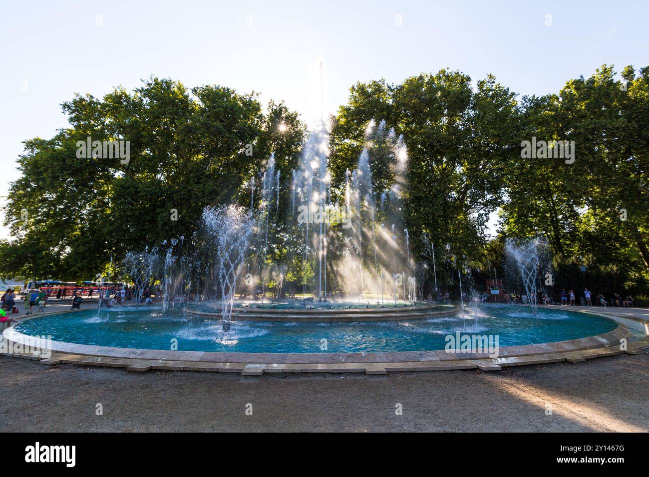 Menschen sitzen und hören Musik Brunnen (zenelo kut), Margareteninsel (Margit-sziget), Budapest, Ungarn Stockfoto