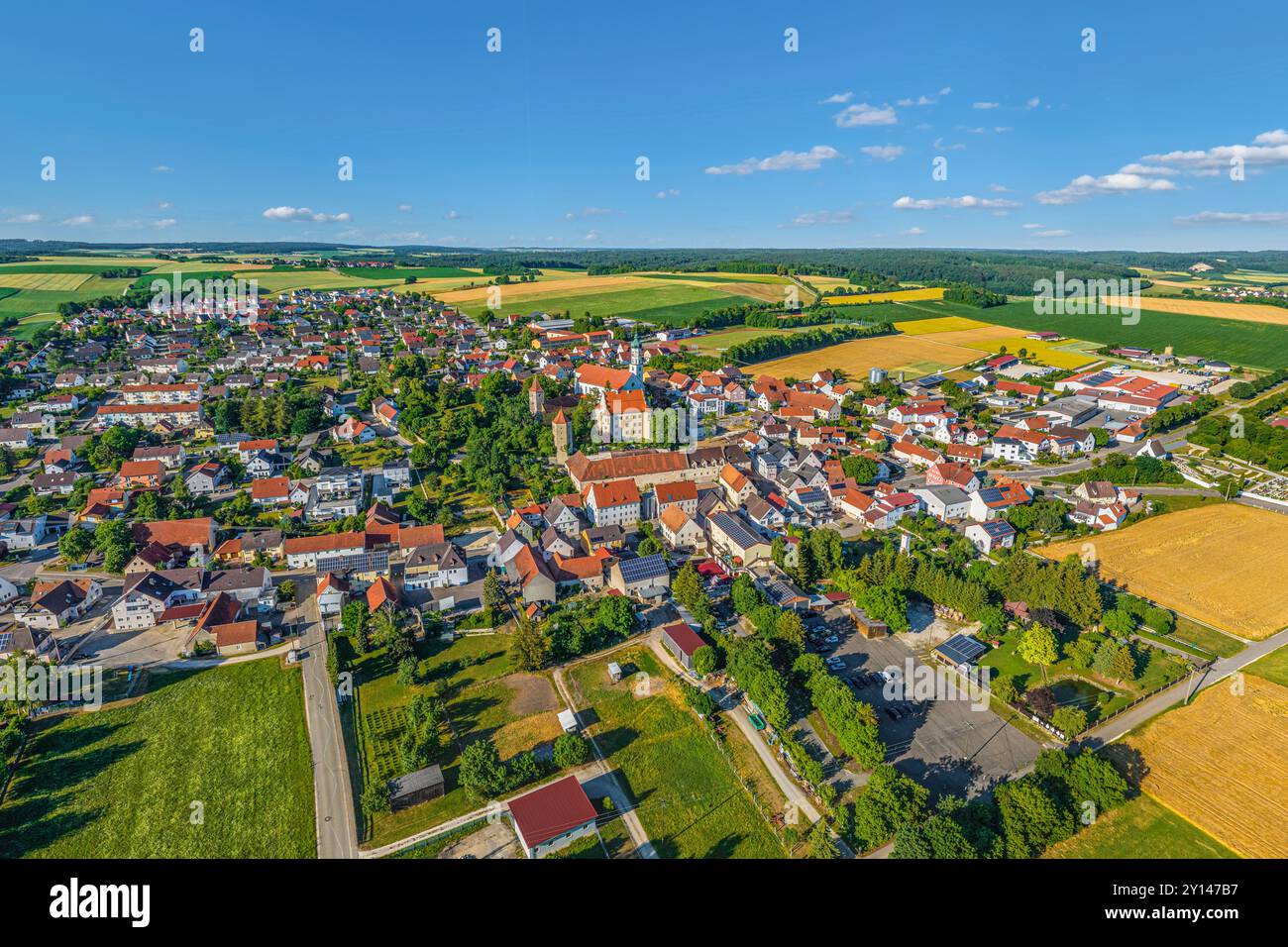 Blick auf Bissingen im Kesseltal in Nordschwaben an einem sonnigen Sommerabend Stockfoto