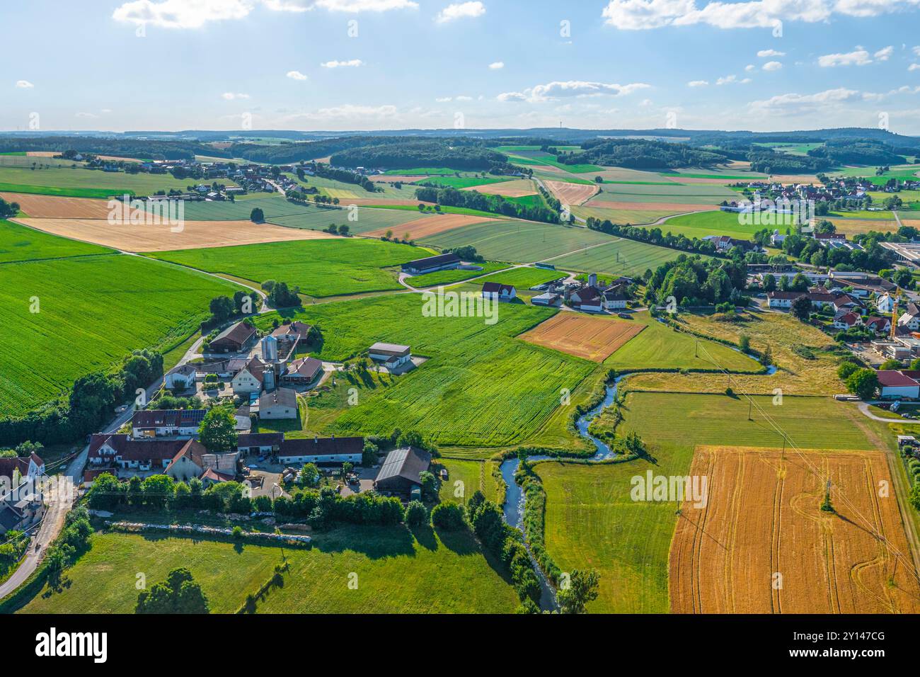 Blick auf Bissingen im Kesseltal in Nordschwaben an einem sonnigen Sommerabend Stockfoto