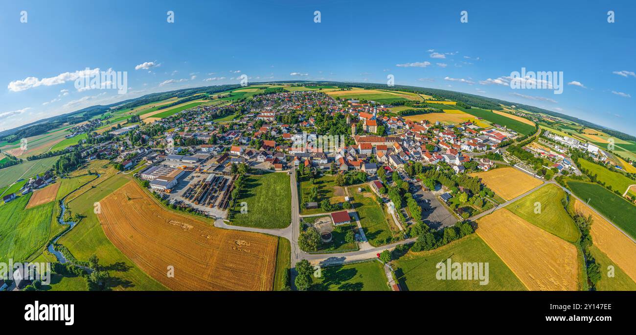 Blick auf Bissingen im Kesseltal in Nordschwaben an einem sonnigen Sommerabend Stockfoto