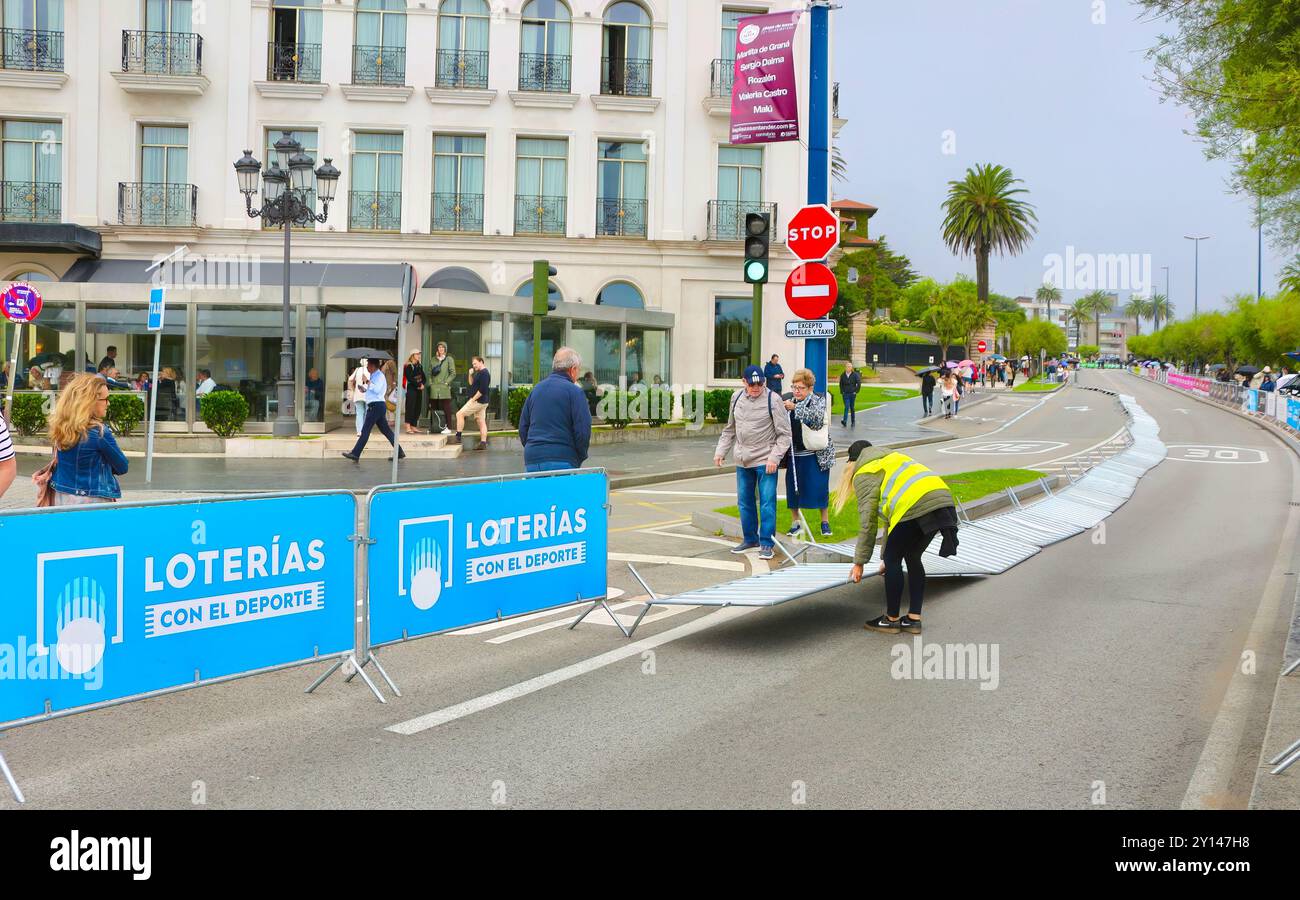 Warten auf Radfahrer in der 17. Etappe der Vuelta de Espana mit Schranken, die von einer Windböe übersprungen wurden Santander Cantabria Spanien 4. September 2024 Stockfoto