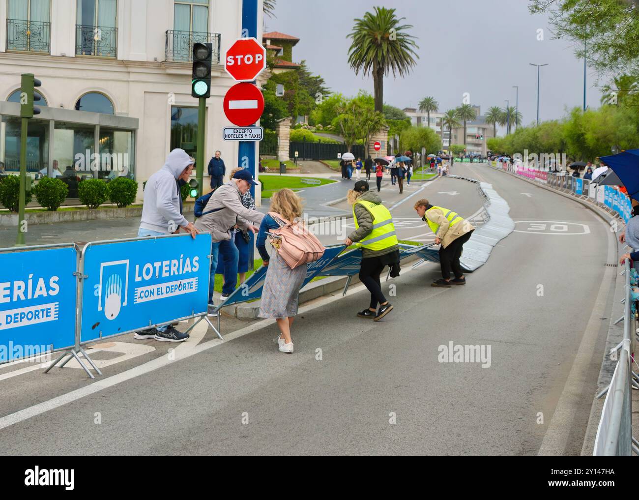 Warten auf Radfahrer in der 17. Etappe der Vuelta de Espana mit Schranken, die von einer Windböe übersprungen wurden Santander Cantabria Spanien 4. September 2024 Stockfoto