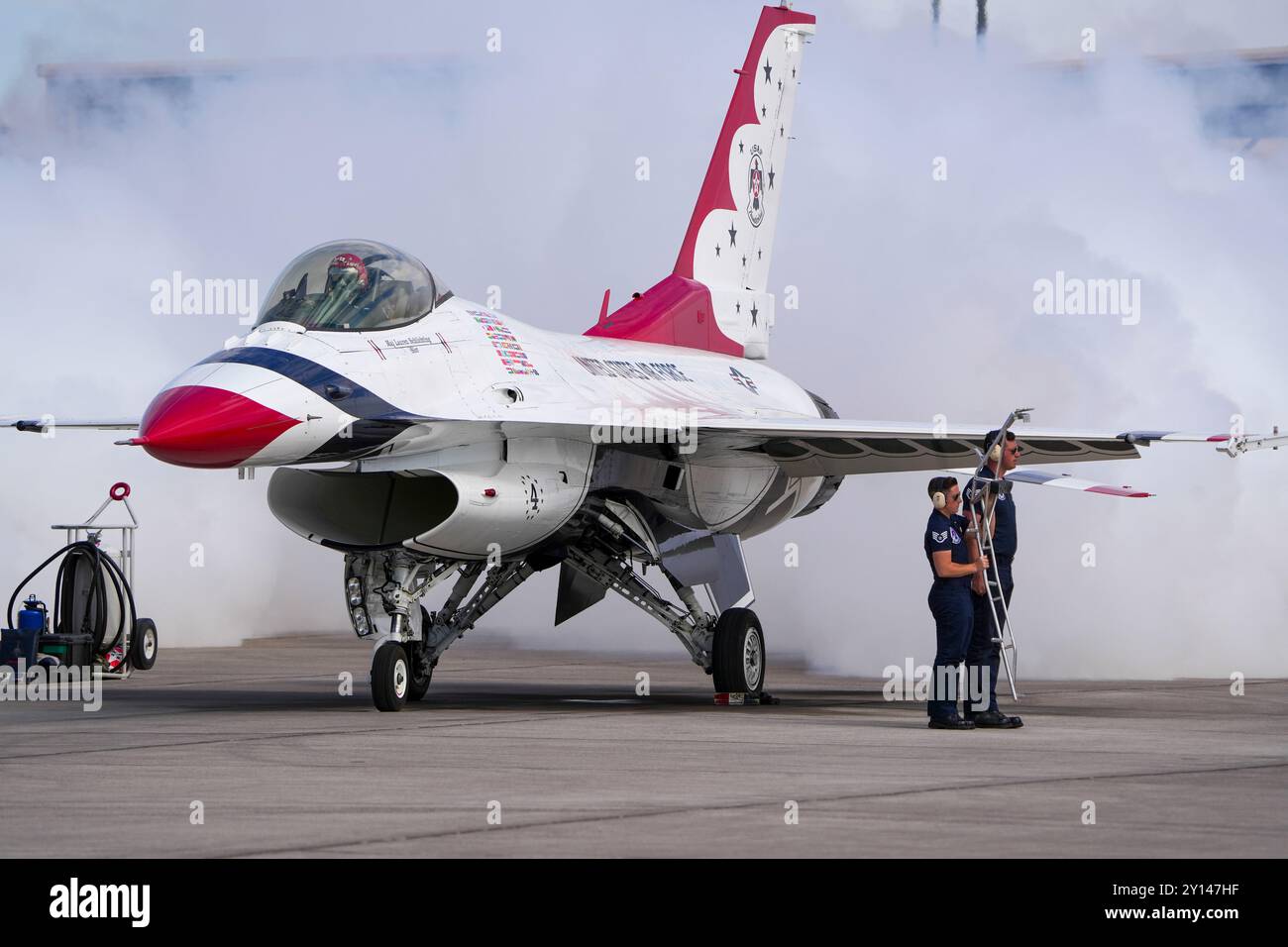 Die United States Air Force Air Demonstration Squadron „Thunderbirds“ führen ihre Demonstration am 9. März 2023 auf der Nellis Air Force Base in Nevada durch. Fol Stockfoto