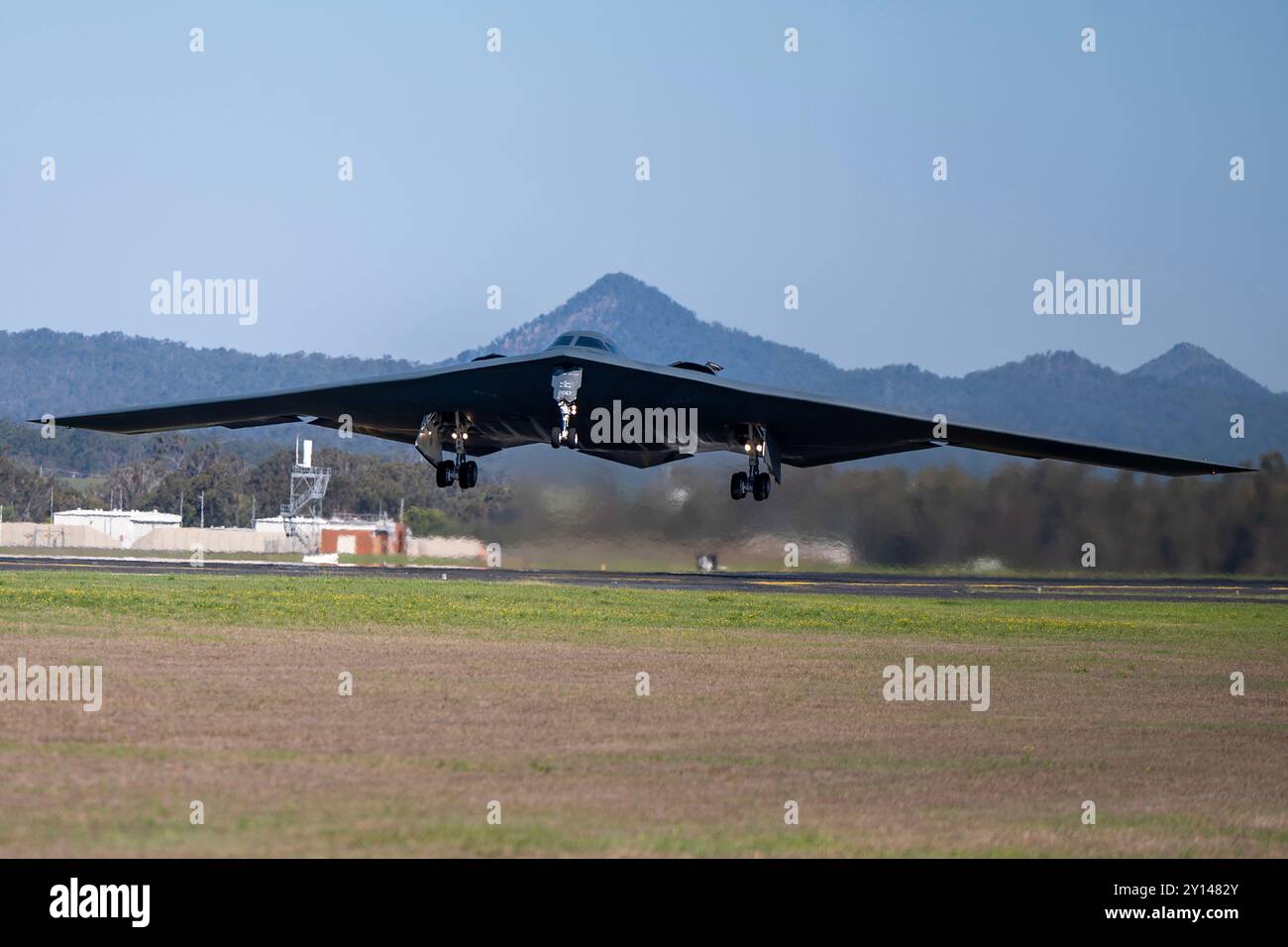 Ein B-2 Spirit-Tarnbomber der US Air Force startet am 29. August für eine Bomber Task Force-Mission auf der Royal Australian Air Force Base Amberley, Australien. Stockfoto