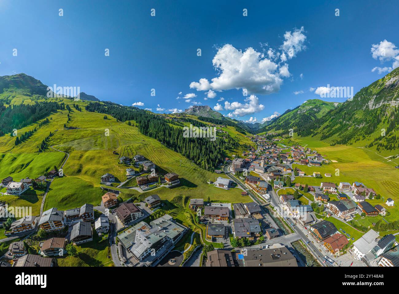 Lech am Arlberg, alpines Urlaubsziel in Westösterreich im Sommer von oben Stockfoto