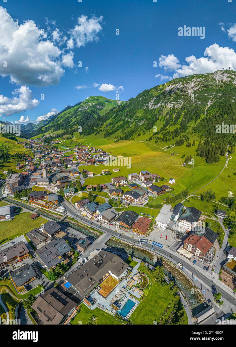 Lech am Arlberg, alpines Urlaubsziel in Westösterreich im Sommer von oben Stockfoto