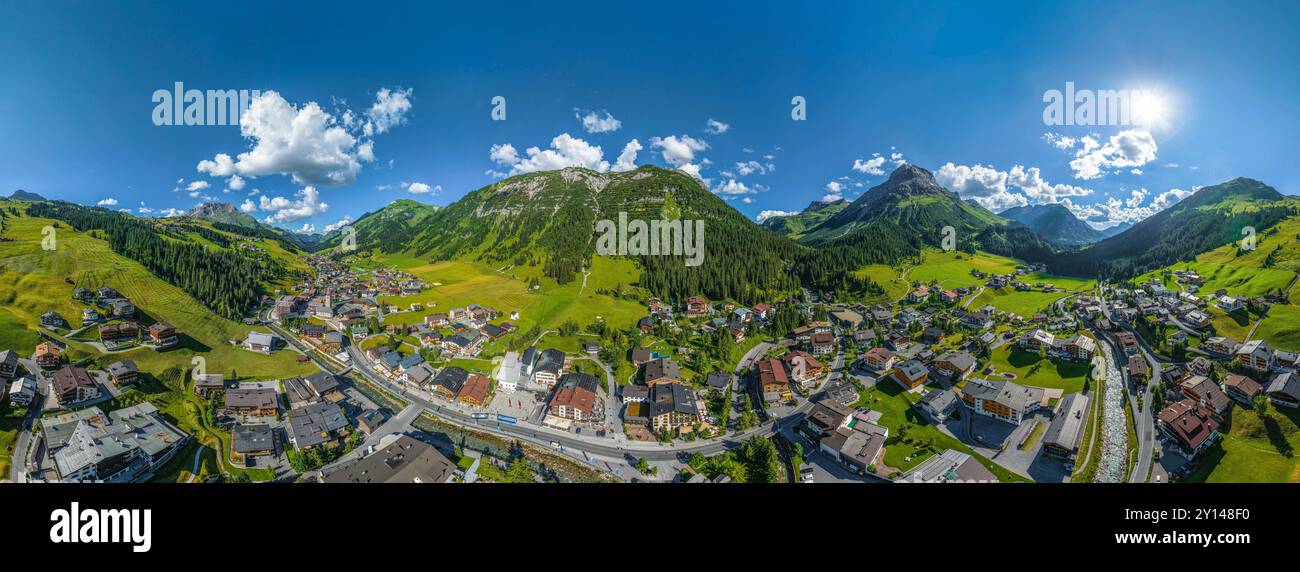 Lech am Arlberg, alpines Urlaubsziel in Westösterreich im Sommer von oben Stockfoto
