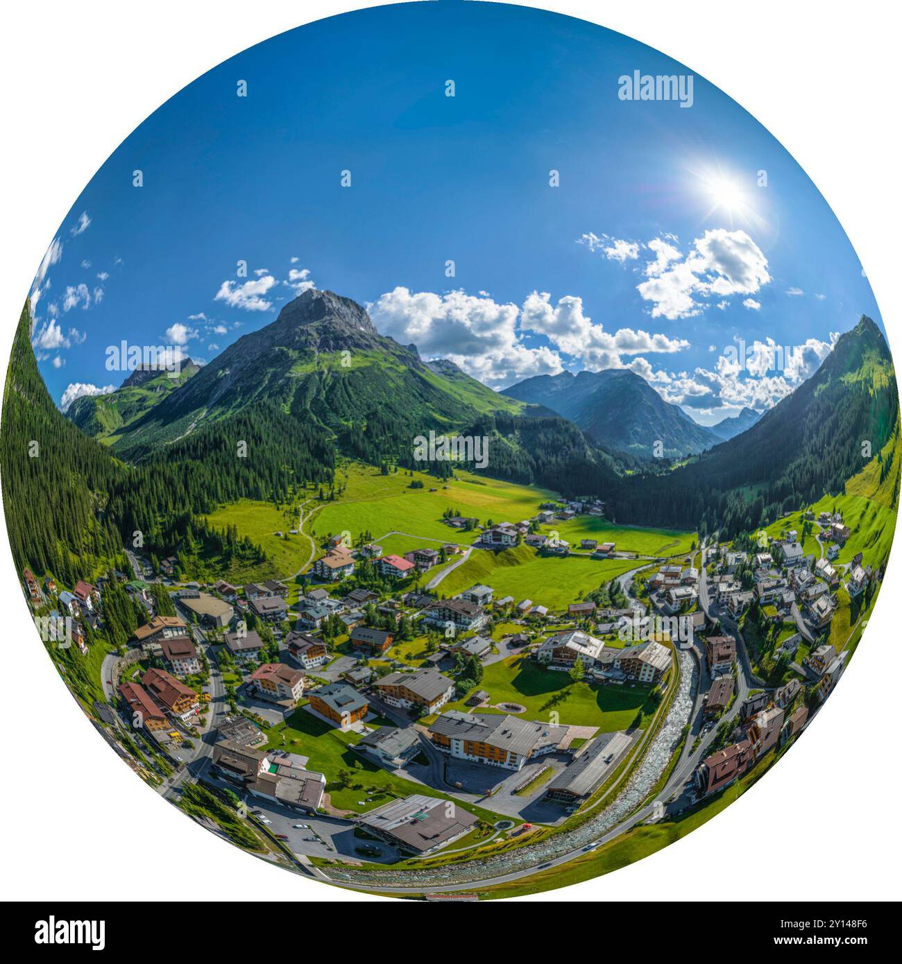 Lech am Arlberg, alpines Urlaubsziel in Westösterreich im Sommer von oben Stockfoto
