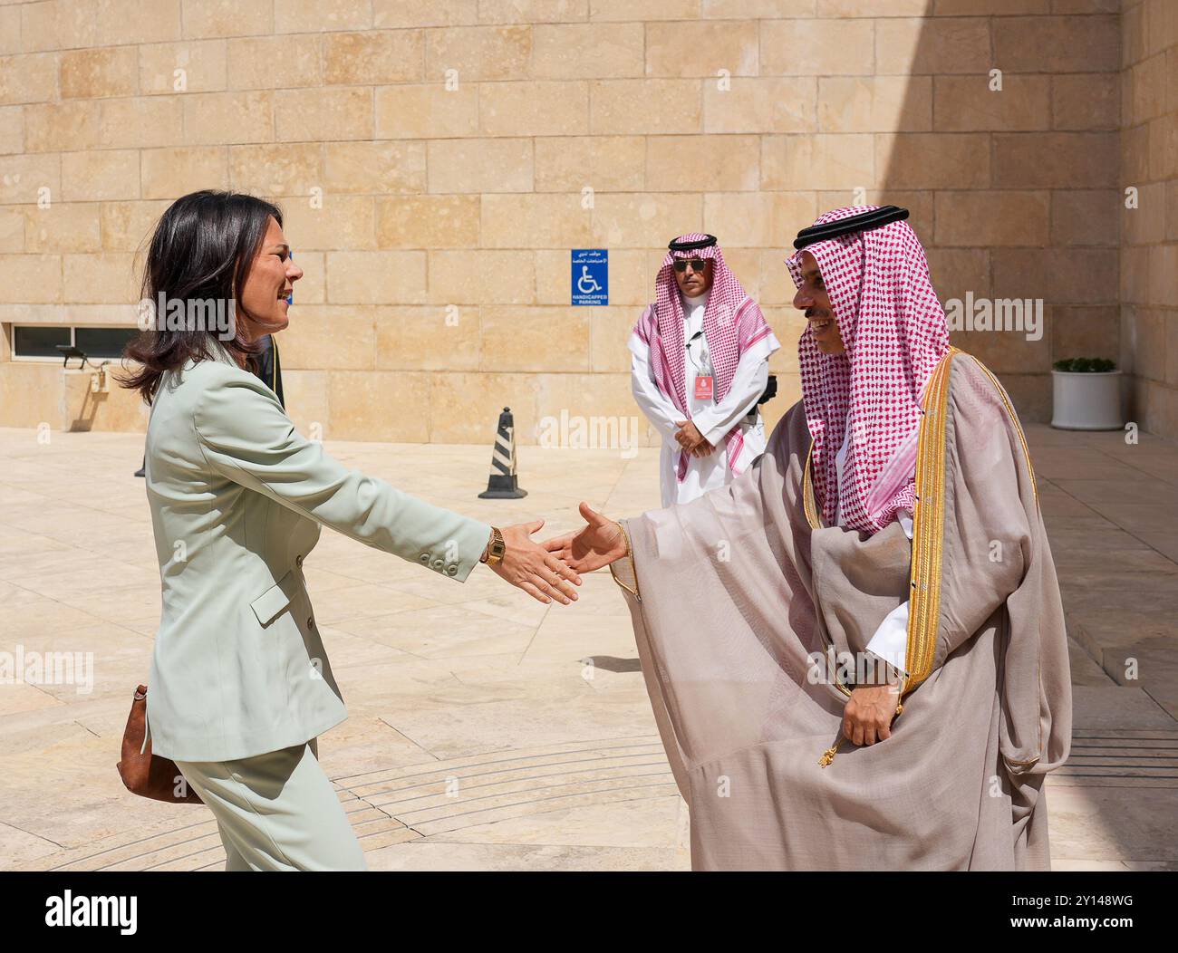 Riad, Saudi-Arabien. September 2024. Bundesaußenministerin Annalena Baerbock (Allianz 90/die Grünen, l) und Prinz Faisal bin Farhan Al-Saud, Außenministerin des Königreichs Saudi-Arabien, begrüßen sich vor Gesprächen. Baerbock begann ihre zweitägige Reise in den Nahen Osten mit Krisengesprächen in Saudi-Arabien. Quelle: Soeren Stache/dpa/Alamy Live News Stockfoto