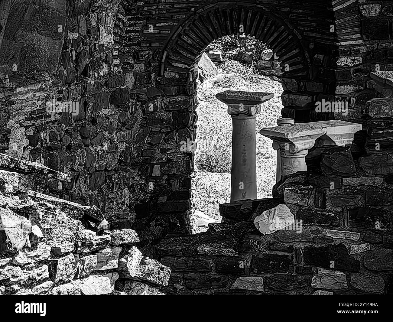 Gerahmte Säule durch Bogen: Ein Blick auf die antike mazedonische Stadt Stobi. Stockfoto