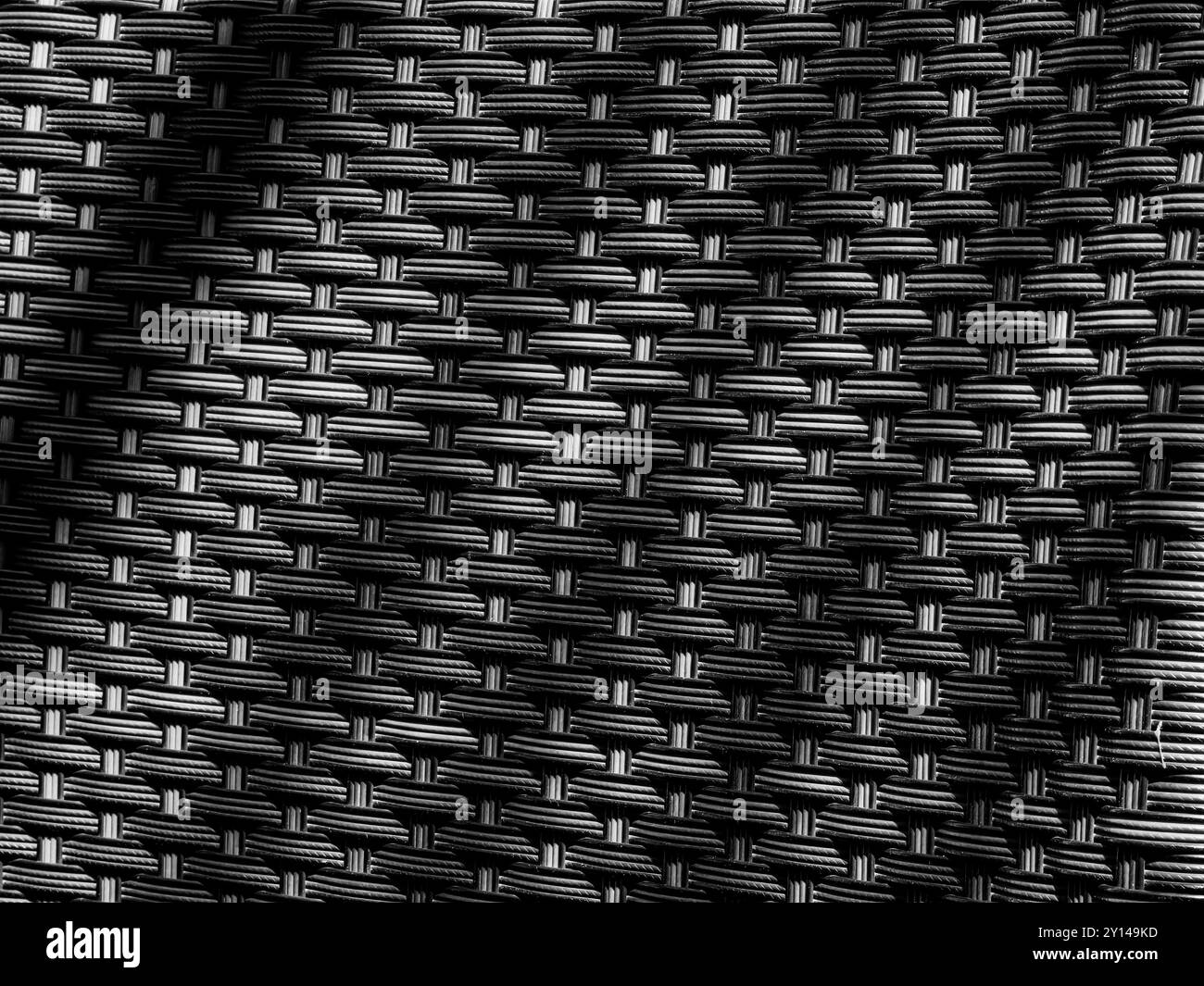 Von der Sonne beleuchtet: Rückenstütze eines Stuhls – Muster und Textur. Stockfoto