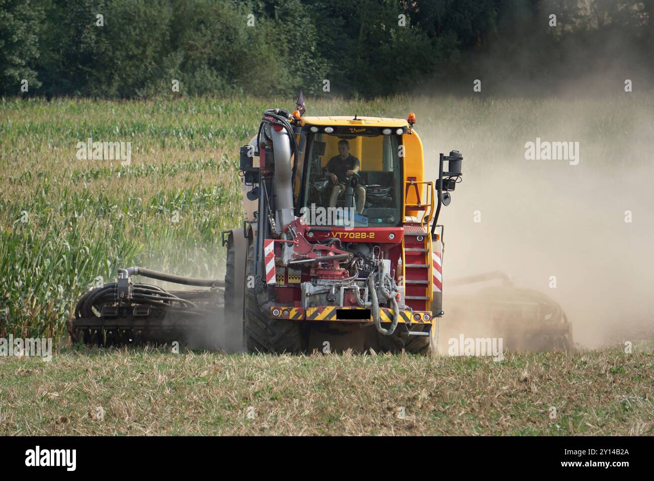 Landwirtschaft-auf einem Acker in Abbecke bei Einbeck in Niedersachsen, bringt ein Landwirt per Vredo Guelleselbstfahrer 21000 V Gaersubstrat und Schweineguelle auf Ackerboden aus. Landwirtschaft-Gaerreste und Guelle ausbringen auf Ackerboden. *** Landwirtschaft auf einem Feld in Abbecke bei Einbeck in Niedersachsen bringt ein Landwirt mit einer selbstfahrenden Vredo-Spritze 21000 V Gärsubstrat und Schweinedung auf Ackerland aus Landwirtschaft Vermehrung Gärungsrückstände und Dung auf Ackerland Stockfoto