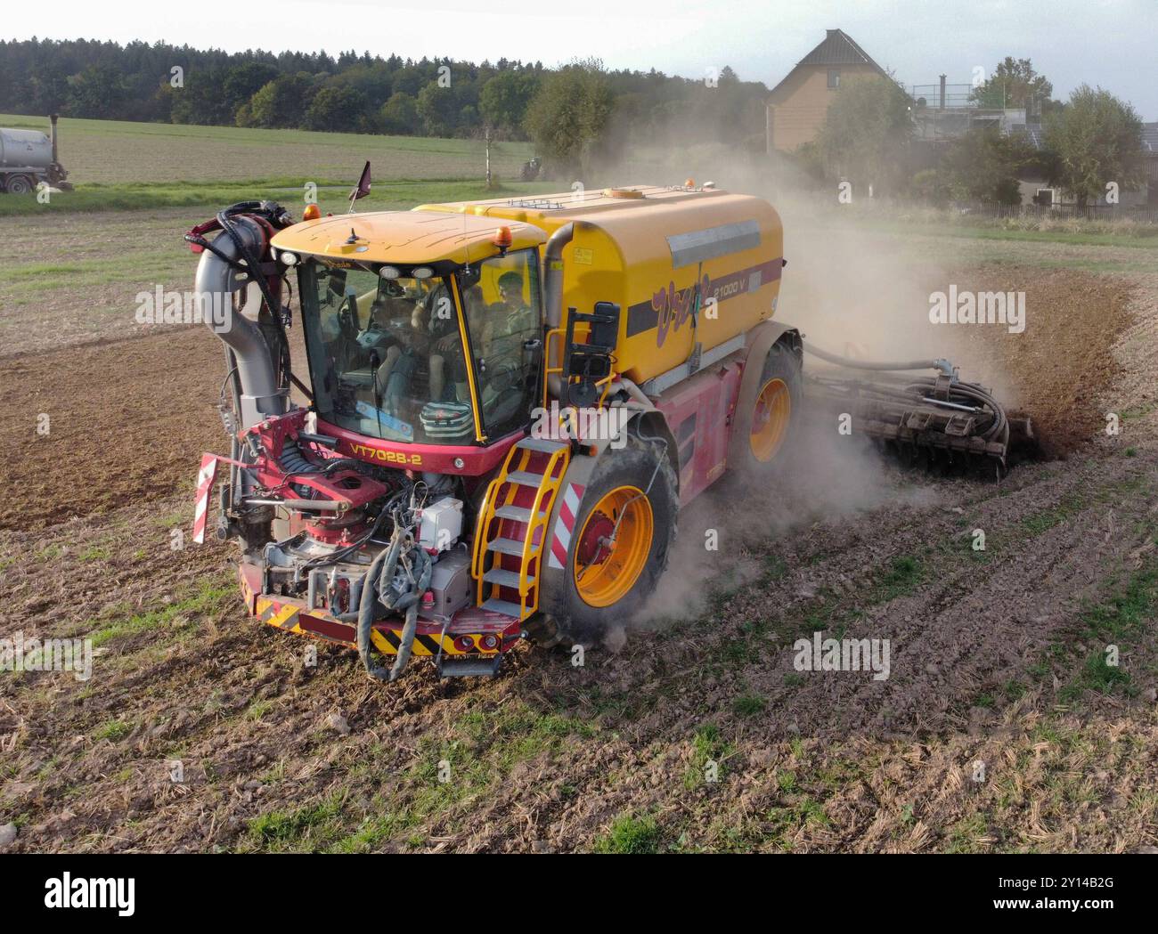 Landwirtschaft-auf einem Acker in Abbecke bei Einbeck in Niedersachsen, bringt ein Landwirt per Vredo Guelleselbstfahrer 21000 V Gaersubstrat und Schweineguelle auf Ackerboden aus. Landwirtschaft-Gaerreste und Guelle ausbringen auf Ackerboden. *** Landwirtschaft auf einem Feld in Abbecke bei Einbeck in Niedersachsen bringt ein Landwirt mit einer selbstfahrenden Vredo-Spritze 21000 V Gärsubstrat und Schweinedung auf Ackerland aus Landwirtschaft Vermehrung Gärungsrückstände und Dung auf Ackerland Stockfoto