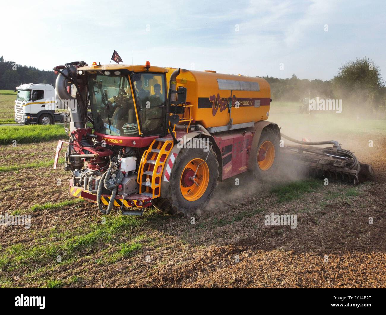 Landwirtschaft-auf einem Acker in Abbecke bei Einbeck in Niedersachsen, bringt ein Landwirt per Vredo Guelleselbstfahrer 21000 V Gaersubstrat und Schweineguelle auf Ackerboden aus. Landwirtschaft-Gaerreste und Guelle ausbringen auf Ackerboden. *** Landwirtschaft auf einem Feld in Abbecke bei Einbeck in Niedersachsen bringt ein Landwirt mit einer selbstfahrenden Vredo-Spritze 21000 V Gärsubstrat und Schweinedung auf Ackerland aus Landwirtschaft Vermehrung Gärungsrückstände und Dung auf Ackerland Stockfoto