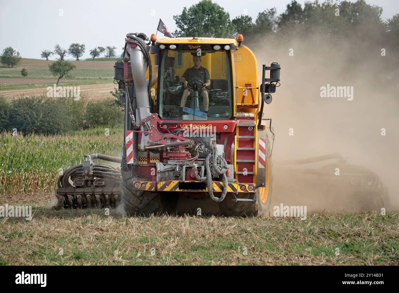 Landwirtschaft-auf einem Acker in Abbecke bei Einbeck in Niedersachsen, bringt ein Landwirt per Vredo Guelleselbstfahrer 21000 V Gaersubstrat und Schweineguelle auf Ackerboden aus. Landwirtschaft-Gaerreste und Guelle ausbringen auf Ackerboden. *** Landwirtschaft auf einem Feld in Abbecke bei Einbeck in Niedersachsen bringt ein Landwirt mit einer selbstfahrenden Vredo-Spritze 21000 V Gärsubstrat und Schweinedung auf Ackerland aus Landwirtschaft Vermehrung Gärungsrückstände und Dung auf Ackerland Stockfoto