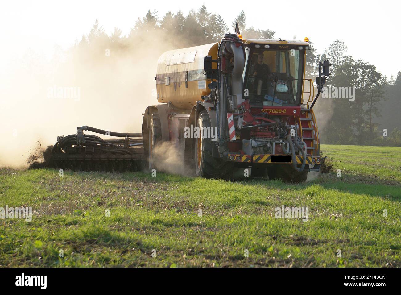 Landwirtschaft-auf einem Acker in Abbecke bei Einbeck in Niedersachsen, bringt ein Landwirt per Vredo Guelleselbstfahrer 21000 V Gaersubstrat und Schweineguelle auf Ackerboden aus. Landwirtschaft-Gaerreste und Guelle ausbringen auf Ackerboden. *** Landwirtschaft auf einem Feld in Abbecke bei Einbeck in Niedersachsen bringt ein Landwirt mit einer selbstfahrenden Vredo-Spritze 21000 V Gärsubstrat und Schweinedung auf Ackerland aus Landwirtschaft Vermehrung Gärungsrückstände und Dung auf Ackerland Stockfoto