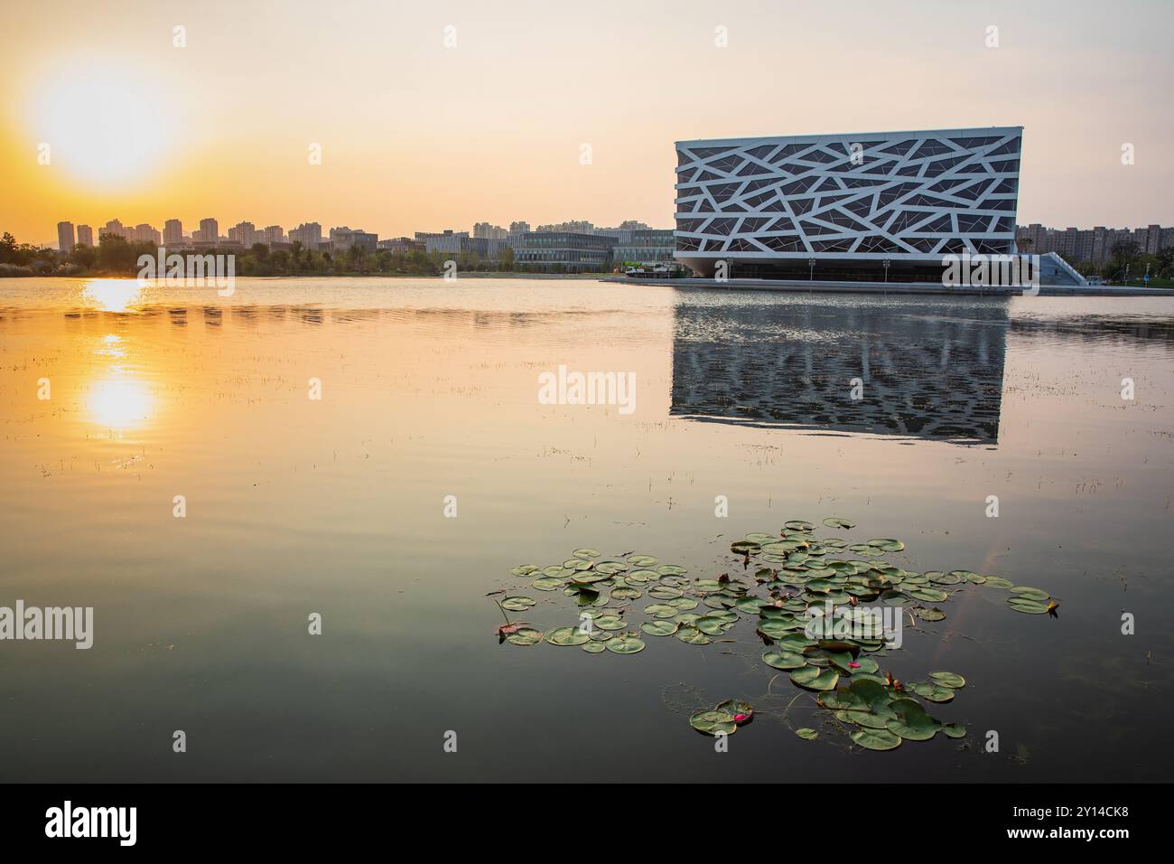 HANGZHOU, CHINA - 17. SEPTEMBER 2019 - (DATEI) Linping Grand Theater in Hangzhou, Provinz Zhejiang, China, 17. September 2019. Stockfoto