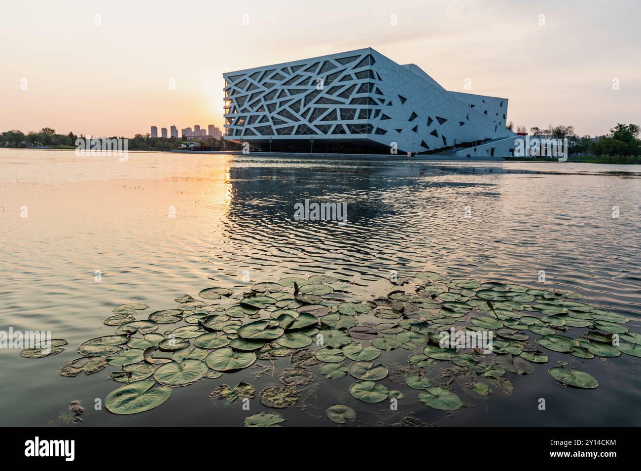 HANGZHOU, CHINA - 17. SEPTEMBER 2019 - (DATEI) Linping Grand Theater in Hangzhou, Provinz Zhejiang, China, 17. September 2019. Stockfoto