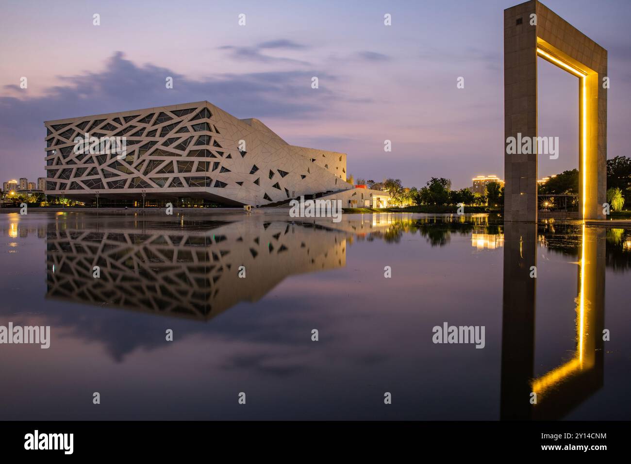 HANGZHOU, CHINA - 17. SEPTEMBER 2019 - (DATEI) Linping Grand Theater in Hangzhou, Provinz Zhejiang, China, 17. September 2019. Stockfoto