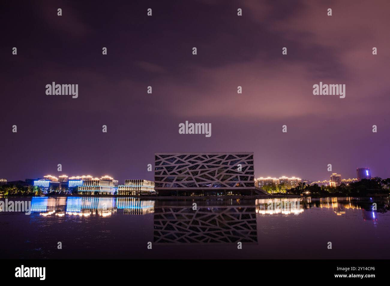 HANGZHOU, CHINA - 17. SEPTEMBER 2019 - (DATEI) Linping Grand Theater in Hangzhou, Provinz Zhejiang, China, 17. September 2019. Stockfoto