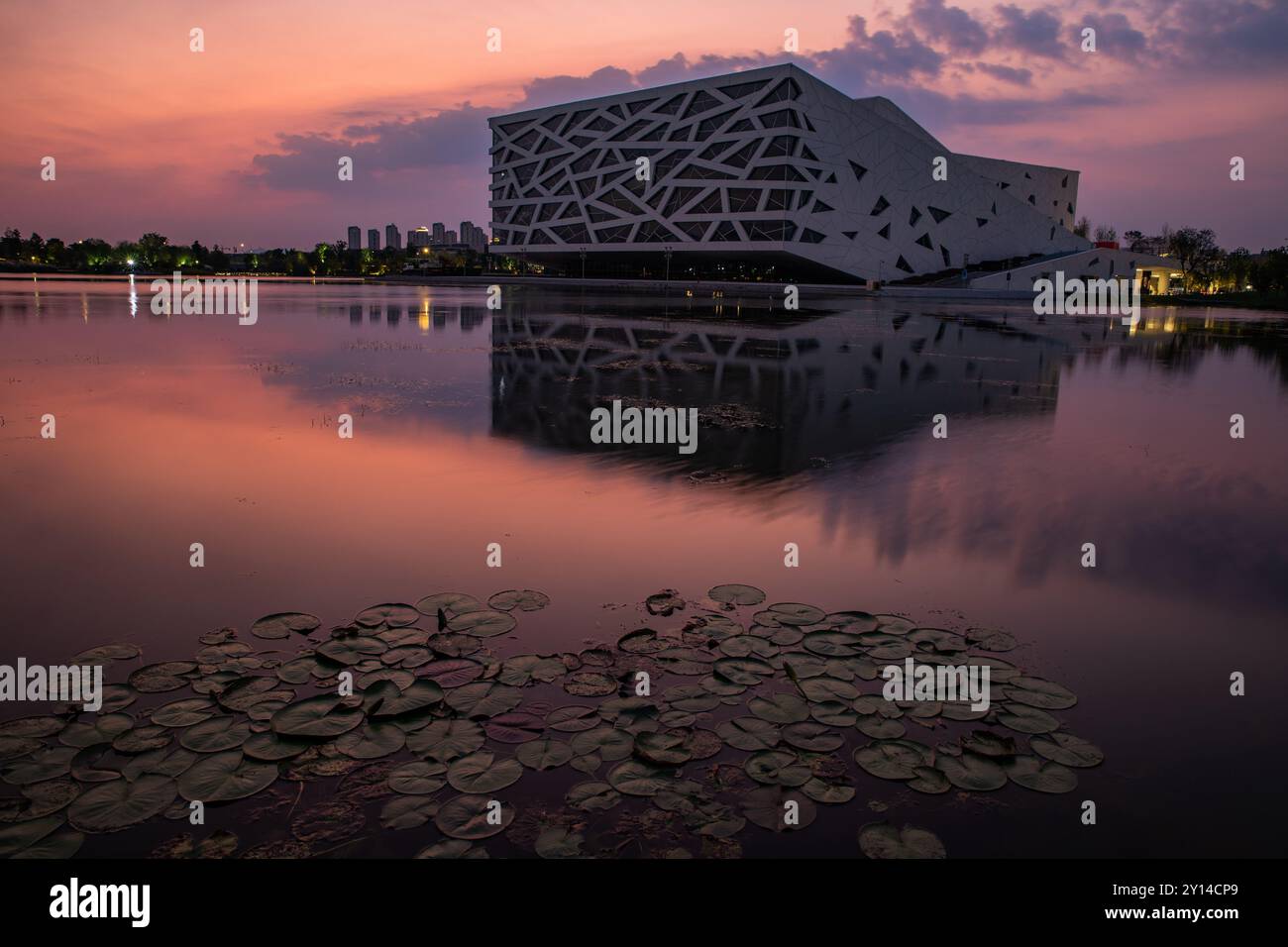 HANGZHOU, CHINA - 17. SEPTEMBER 2019 - (DATEI) Linping Grand Theater in Hangzhou, Provinz Zhejiang, China, 17. September 2019. Stockfoto