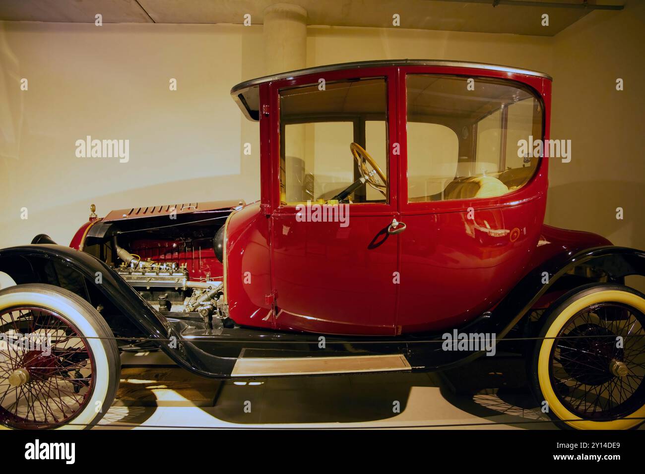 Alte Oldtimer im Louwman Museum, die Automobilbranche produziert seit 1887. Sie befindet sich in den Haag, in den Niederlanden Stockfoto