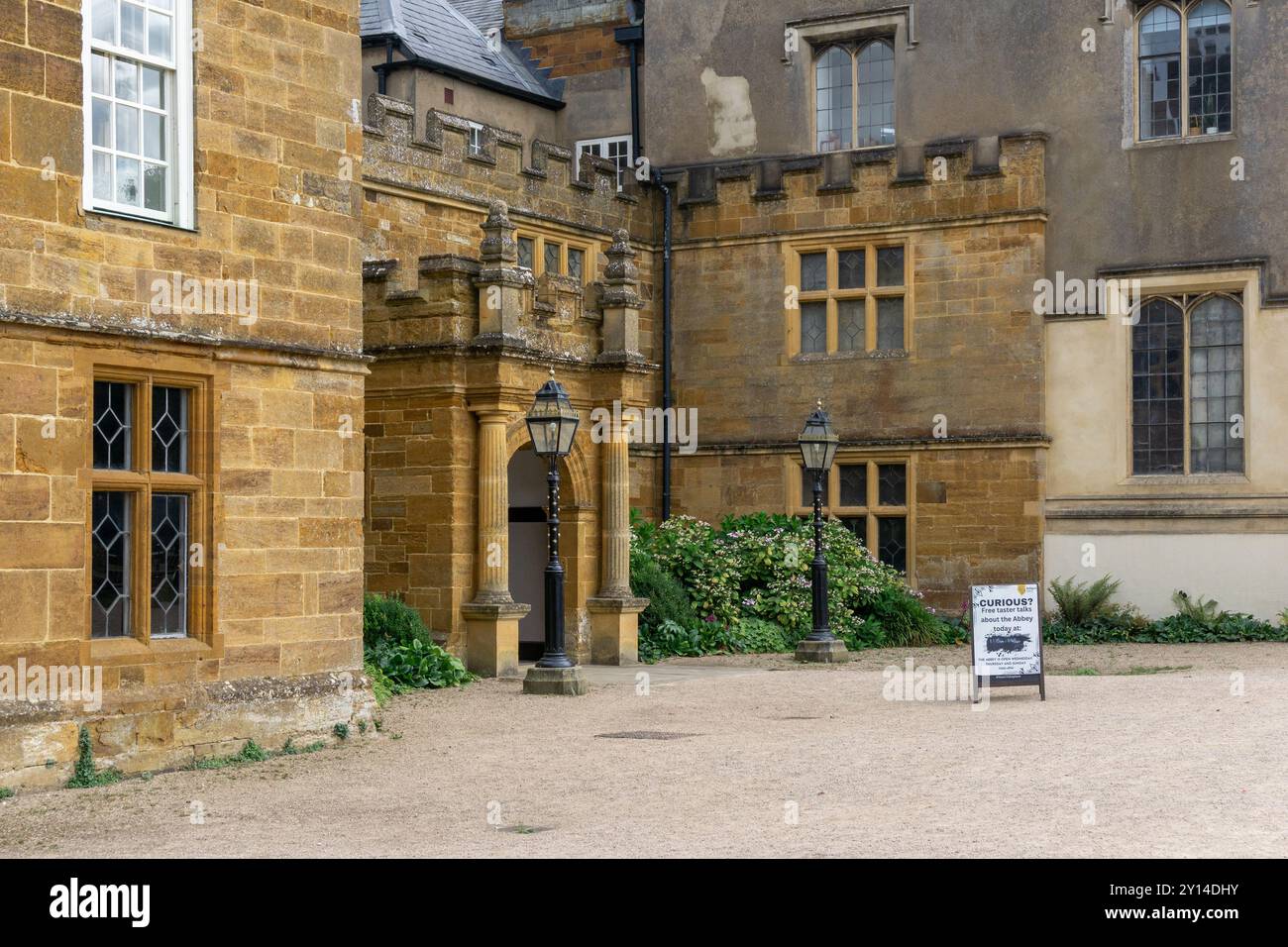 Delapre Abtei, Northampton, UK; das Gebäude stammt aus dem 16. Jahrhundert, wurde aber auf dem Gelände eines aus dem 12. Jahrhundert Cluniac Kloster gebaut. Stockfoto