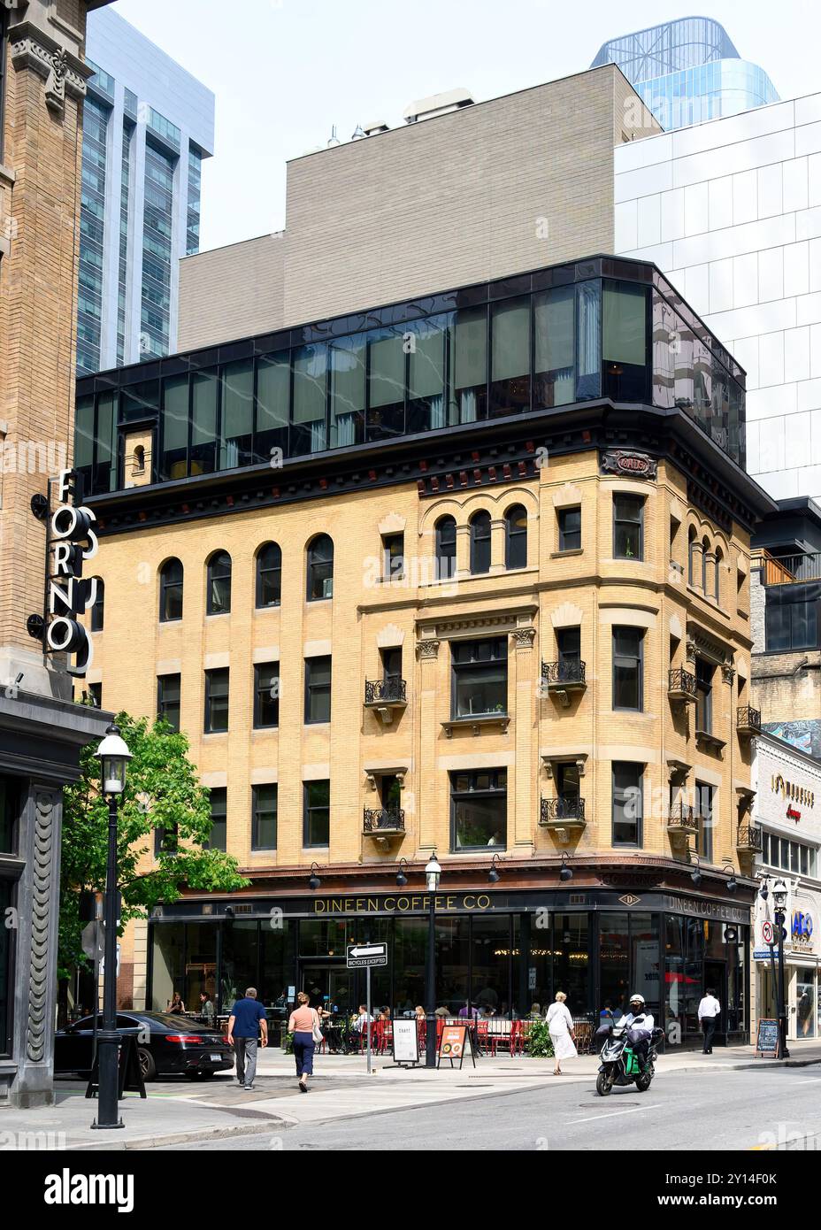 Toronto, Kanada - 2. September 2024: Stadtleben an der Fassade von Dineen Coffee Co. In der Yonge Street. Das historische Gebäude ist ein Wahrzeichen. Stockfoto
