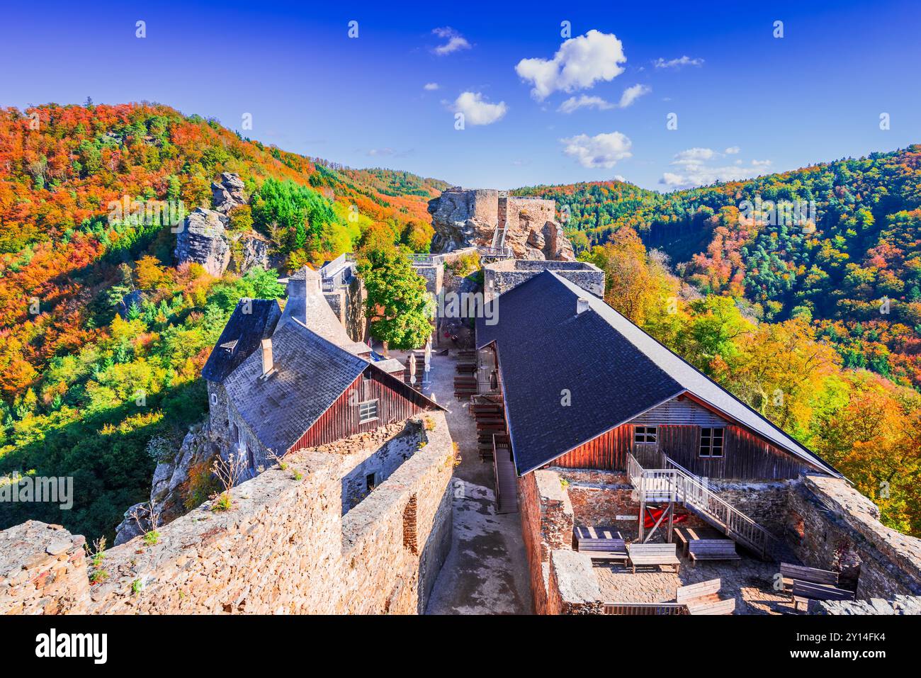 Burg Aggstein, Österreich. Herbstfarben Landschaft mit Burgruine, Wachau Tal an der Donau. Stockfoto